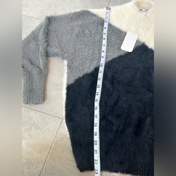 NWT Boutique Brand Fuzzy Color Block Relax Fit Sweater - Picture 12 of 12